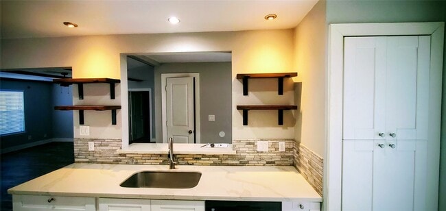 Building Photo - 15414 W Hampton Cir