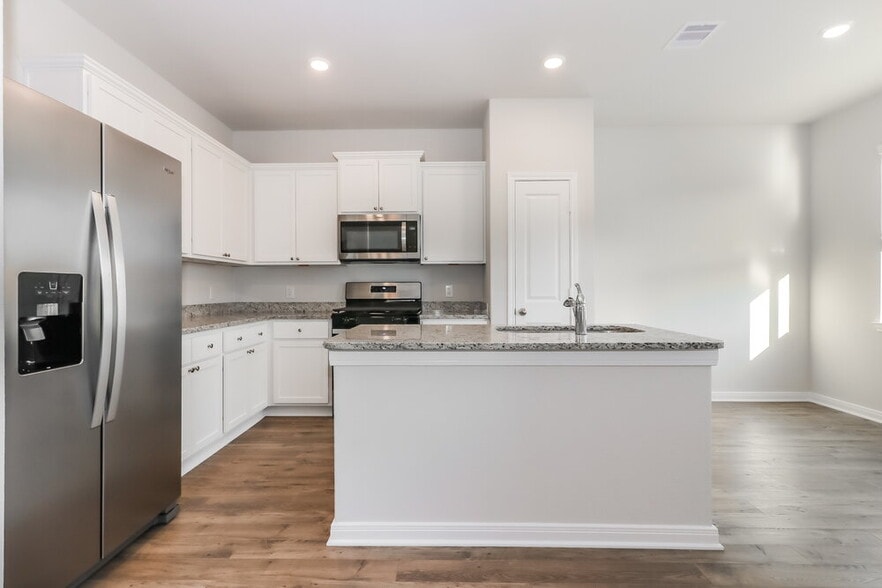 Building Photo - 424 Mustang Trot Dr