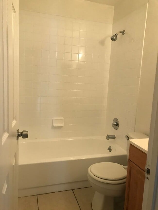 Building Photo - SPACIOUS RANCH STYLE 3 BEDROOM 2 FULL BATH...