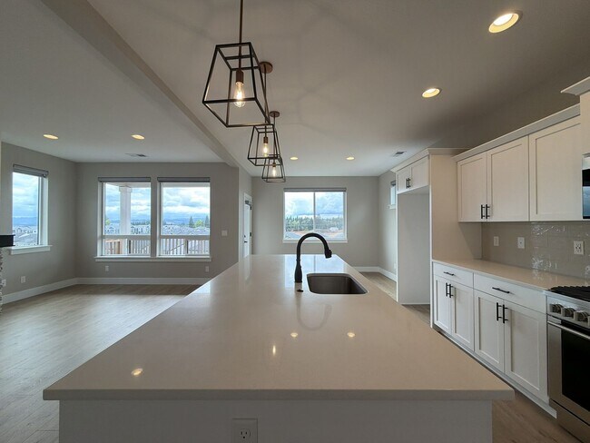 Building Photo - 12425 SW Silvertip St