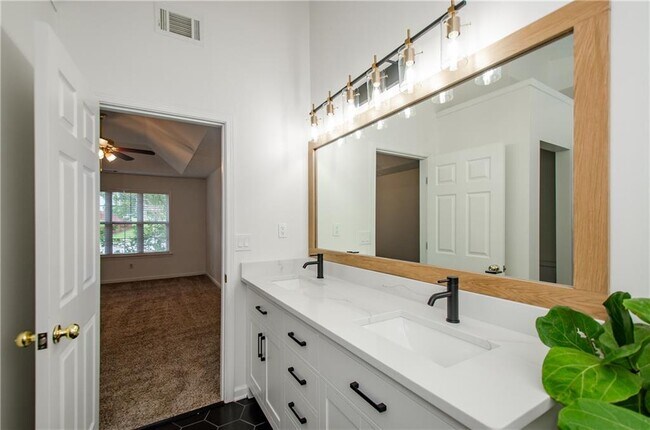 Building Photo - 3390 Northcliff Dr