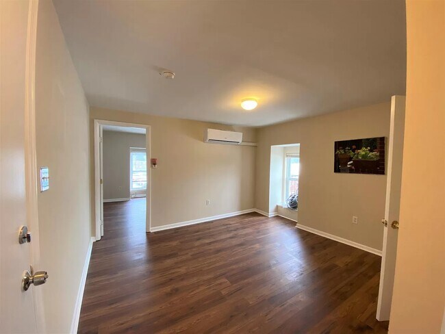 LV Room - 420 E Baltimore Ave