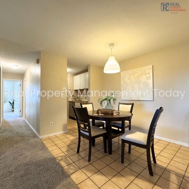 Building Photo - 2 Bedroom Condo in Tacoma!