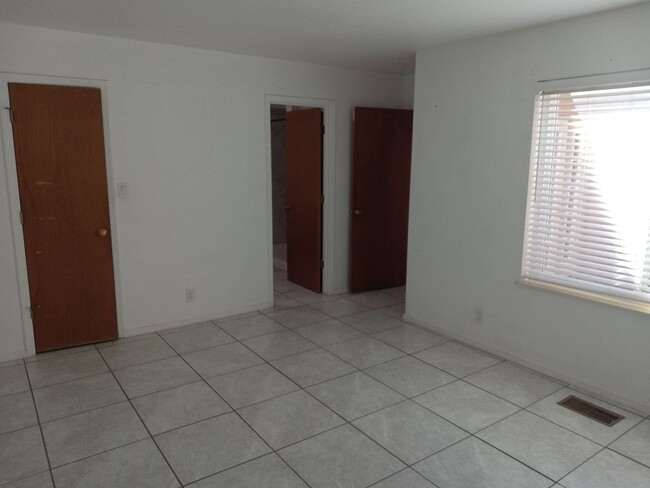 Building Photo - 3 Bedroom 2 Bathroom Home Located In Desir...