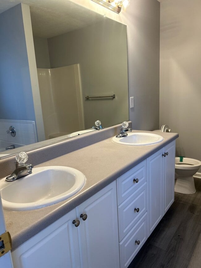 Building Photo - Spacious Family Rental in Prime Location