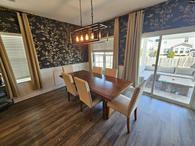 Building Photo - 819 Queenshire Ln