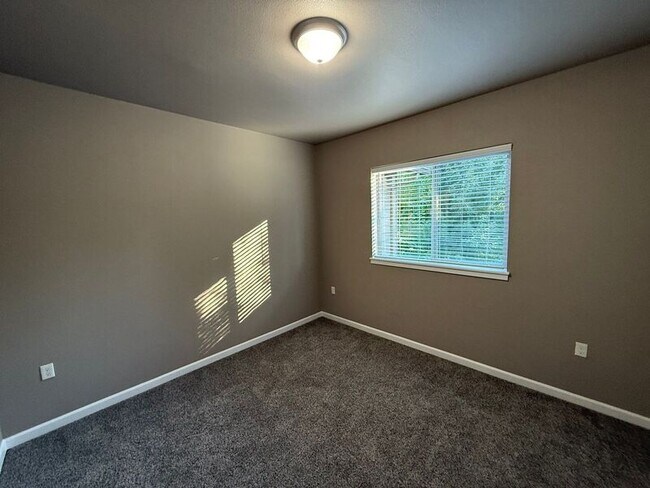 Building Photo - 4255 Hawthorne Ave NE