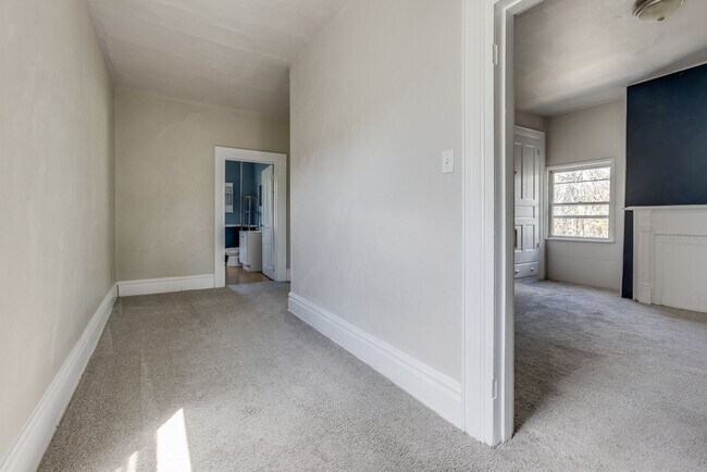 Building Photo - Available MAY 2026 - Beautiful, LARGE 4+ bedroom/2 bath GEM in South Side Slopes!