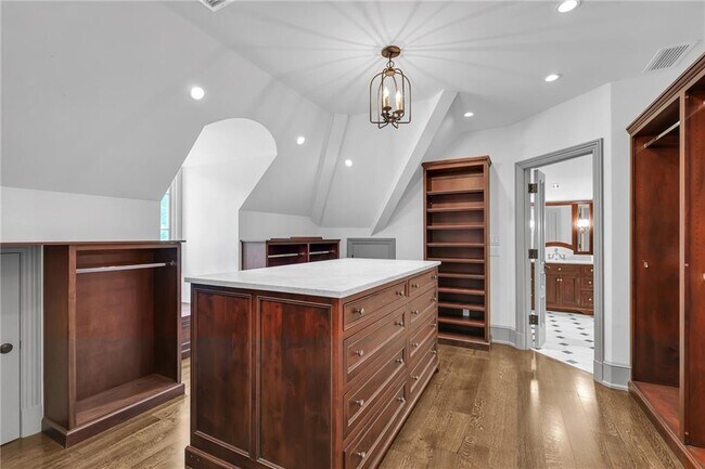 Building Photo - 425 Broadland Rd NW