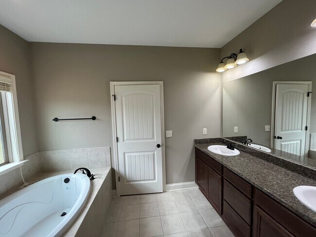 Building Photo - Located in Wrenwood Subdivision!!