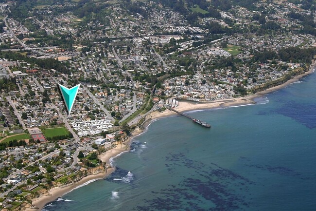 Building Photo - Charming Jewel Box Home Just Minutes from ...