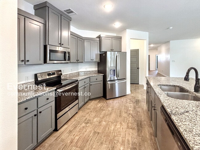 Building Photo - 2115 Hornbeam St