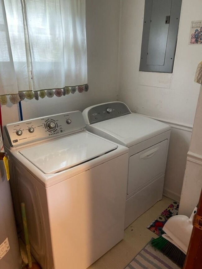 Building Photo - 2 Bedroom / 1 Bath  Home Kingsport, TN