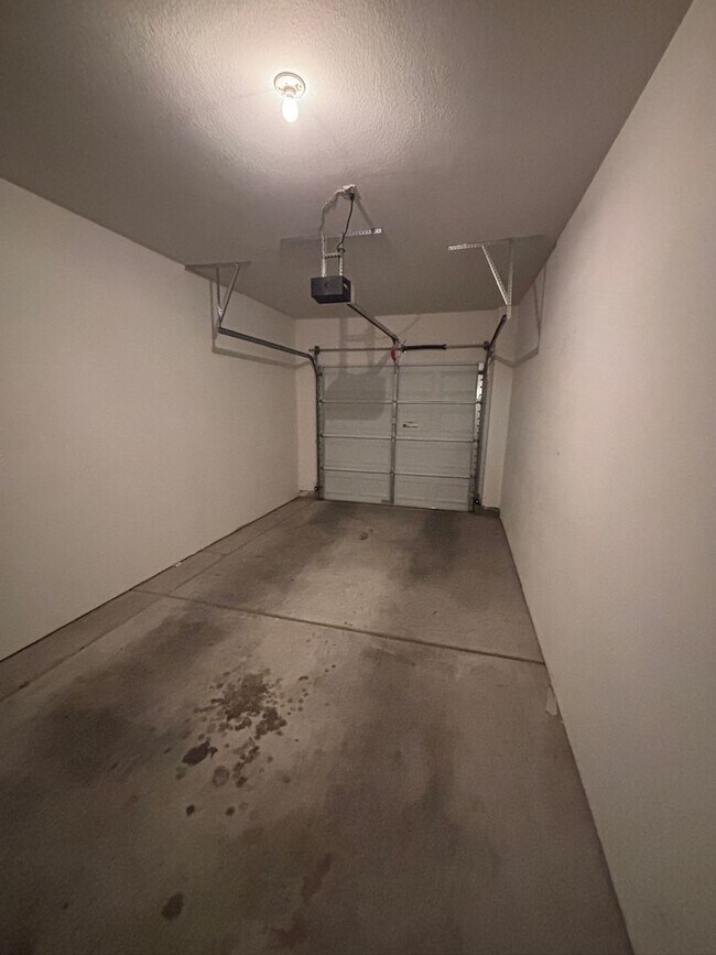 Building Photo - 2 Bed/ 2 Bath upstairs Condo in Guard Gated Painted Desert