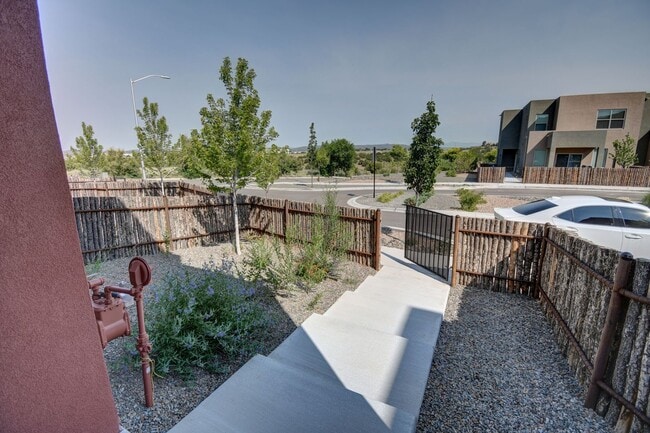Building Photo - Immediate Move In Available!