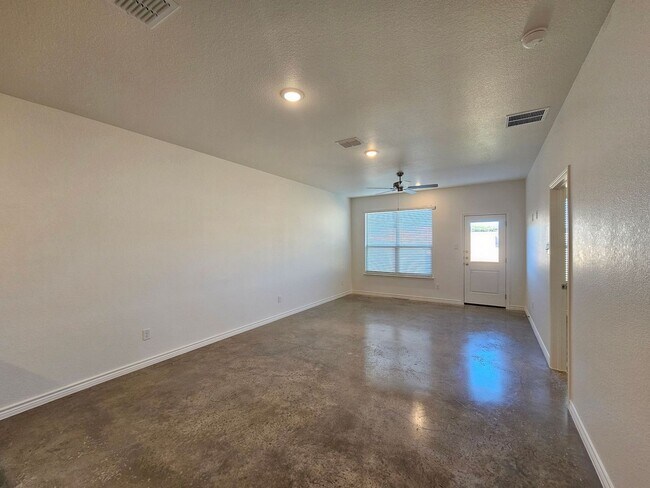 Building Photo - 644 Pacific Crest Trl