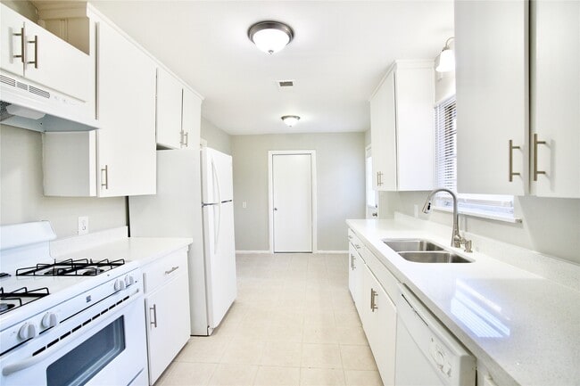 Building Photo - 8733 Robindell Dr