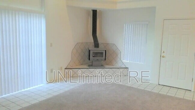 Building Photo - 3285 N Hedgewood Dr