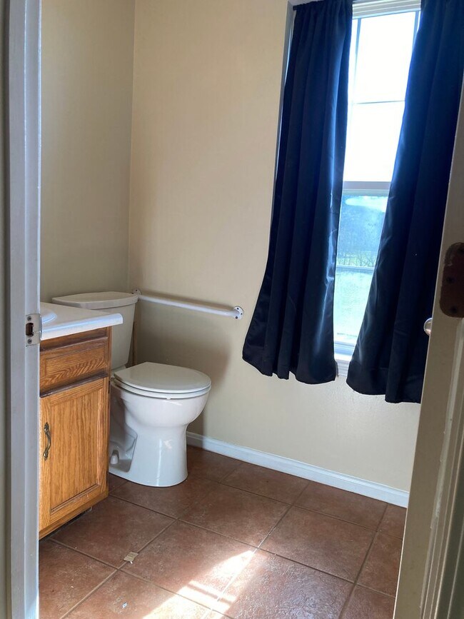 Building Photo - **Backyard offers Country Setting in City ...