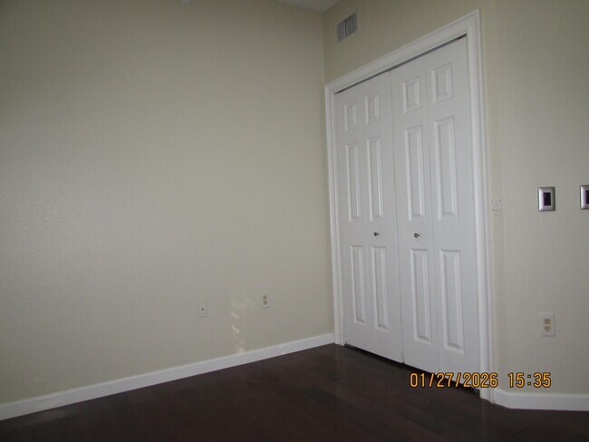 Building Photo - 350 Crestwood Cir