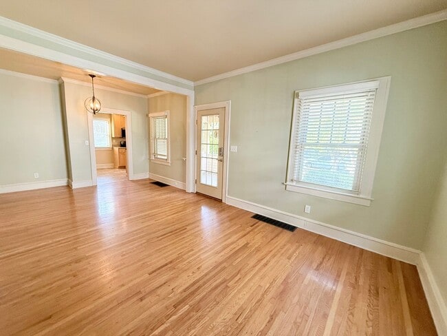 Building Photo - Beautifully updated 2 bed/2 bath in Bloomi...