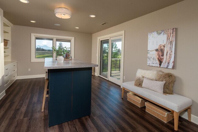 Building Photo - Stunning Tumalo Estate-6 Bed - 7.5 Bath ov...