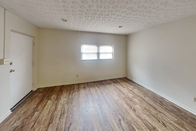 Building Photo - 1620-1636 Indianola Ave-1630