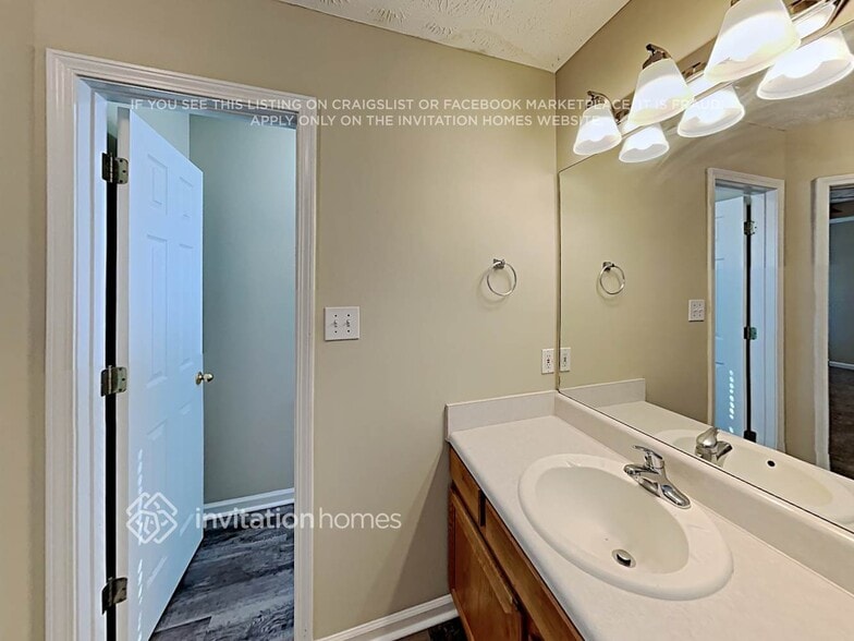 Building Photo - 70 Eastwood Forest