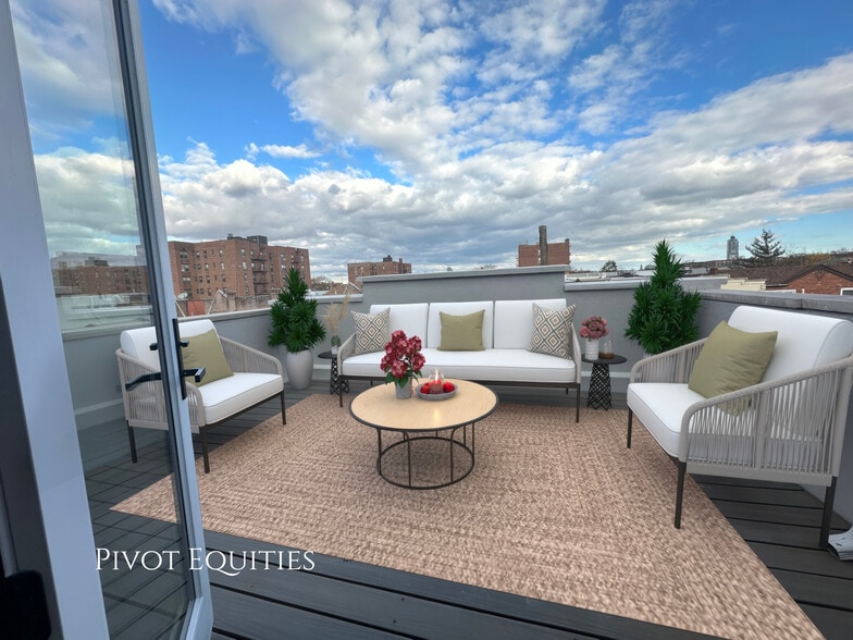 Private wraparound patio - 2434 E 2nd St