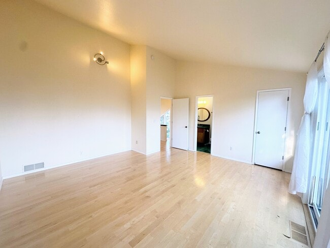 Building Photo - 339 Ravenwood Pl