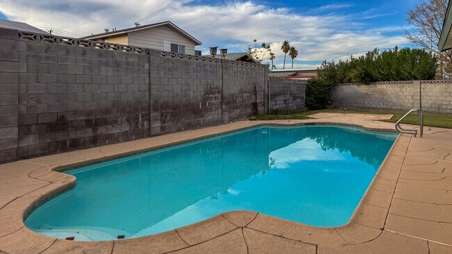 Building Photo - Move-In Ready 3-Bedroom with Pool / Lawn and Pool Service Included!