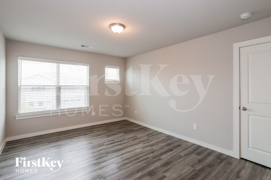 Building Photo - 613 Ava Trl