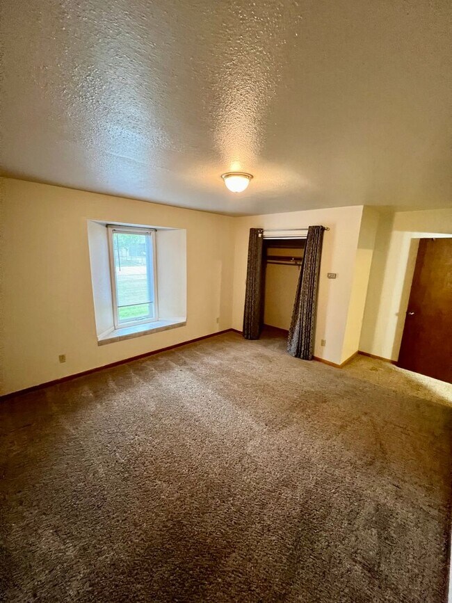 Building Photo - Dunbar Ave 529-