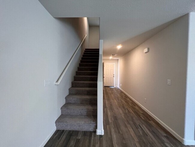 Building Photo - 3br 2Ba 2-Story Home with fenced yard and garage Near Golf Course, Rotary Park