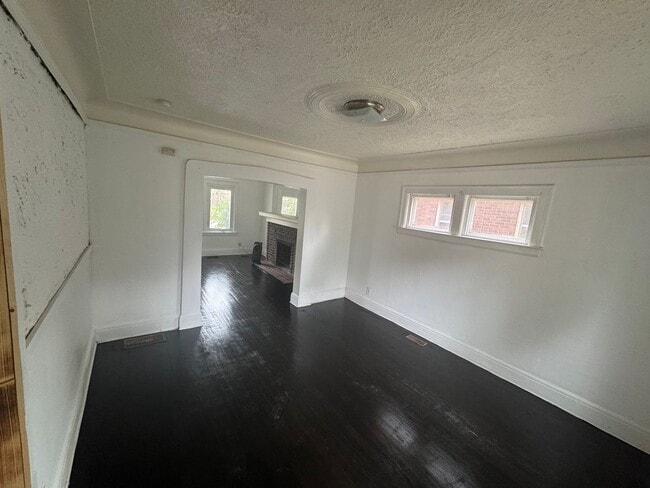 Building Photo - 3 bed/ 1 Bath