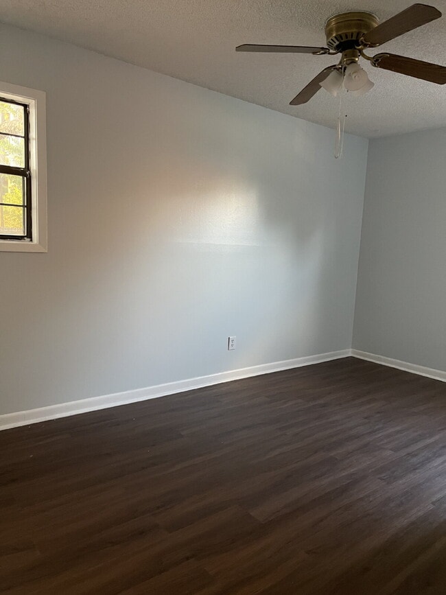 Building Photo - "MOVE IN SPECIAL $575 DEPOSIT AND HALF OFF FIRST MONTHS RENT! Cozy Living Awaits at 3012 Meador!"