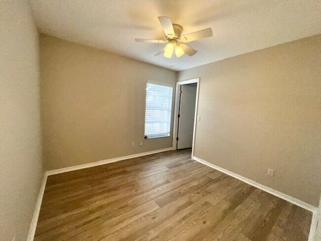 Building Photo - Welcome Home! Updated flooring & fresh interior paint! Move in OCTOBER! Beautiful 3X2 with attach...
