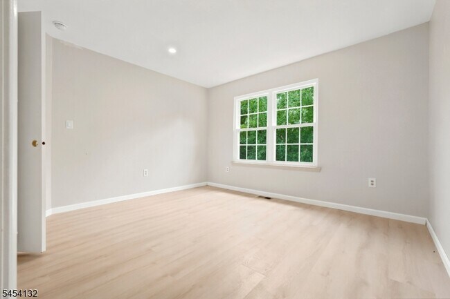 Building Photo - 703 Porter Way W