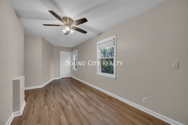 Building Photo - 2820 St Edwards Dr