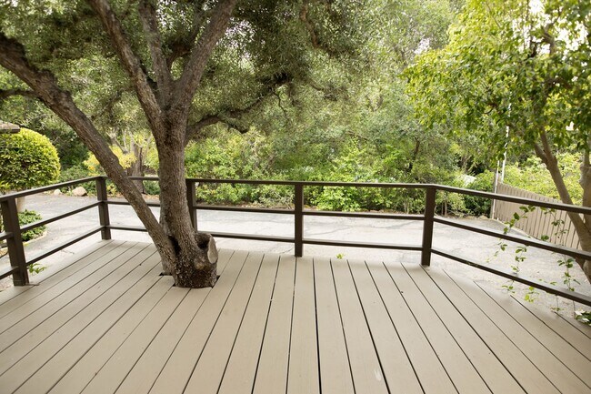 Building Photo - 3 Bedroom 2 Bathroom Home in Mission Canyon