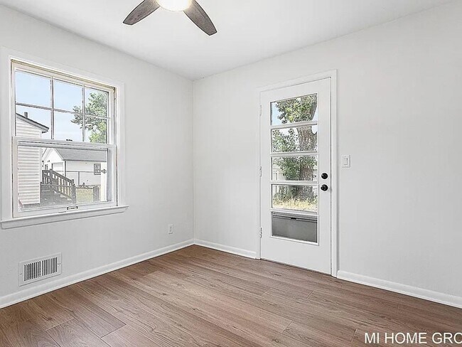 Building Photo - Lovely 3 Bedroom North East Grand Rapids