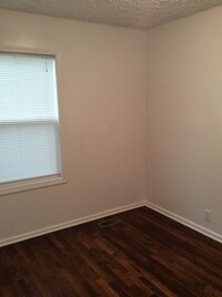 Building Photo - 2 BR bungalow near the Speedway