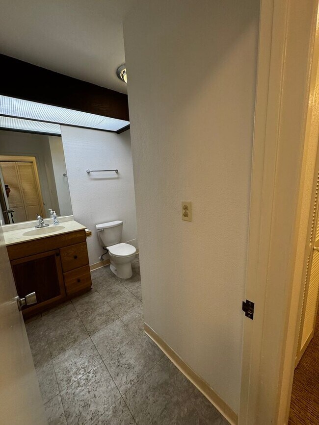 Building Photo - 3/2/2 - Spacious Golf Course Home in Gated Queens Gate II