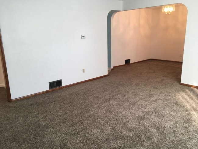 Building Photo - Adorable2 bedroom SE Portland home with 1/2 acre large backyard.