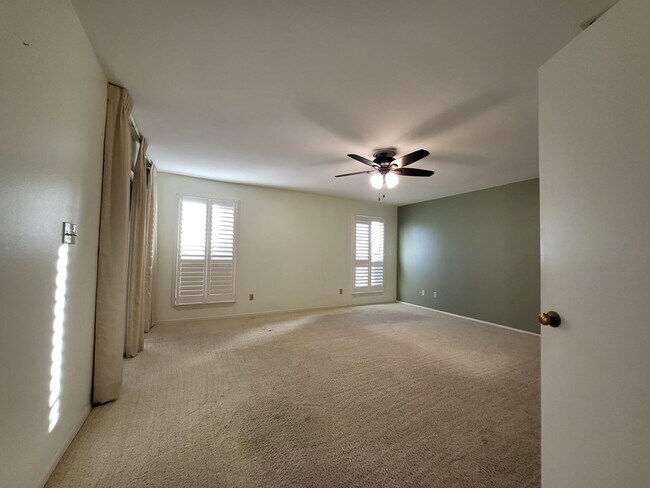 Building Photo - 547 Fairway Dr