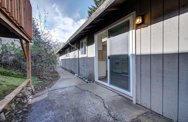 Building Photo - Charming 2-Bedroom Ranch-Style Apartment – Vancouver, WA - Free 1st Months Rent w/ 12 Mth Lease