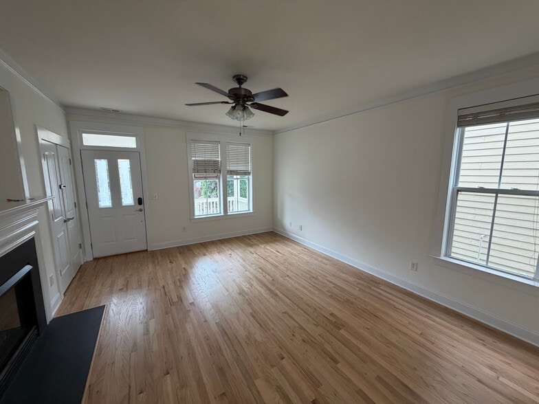 Building Photo - Room in House on Dubois Court