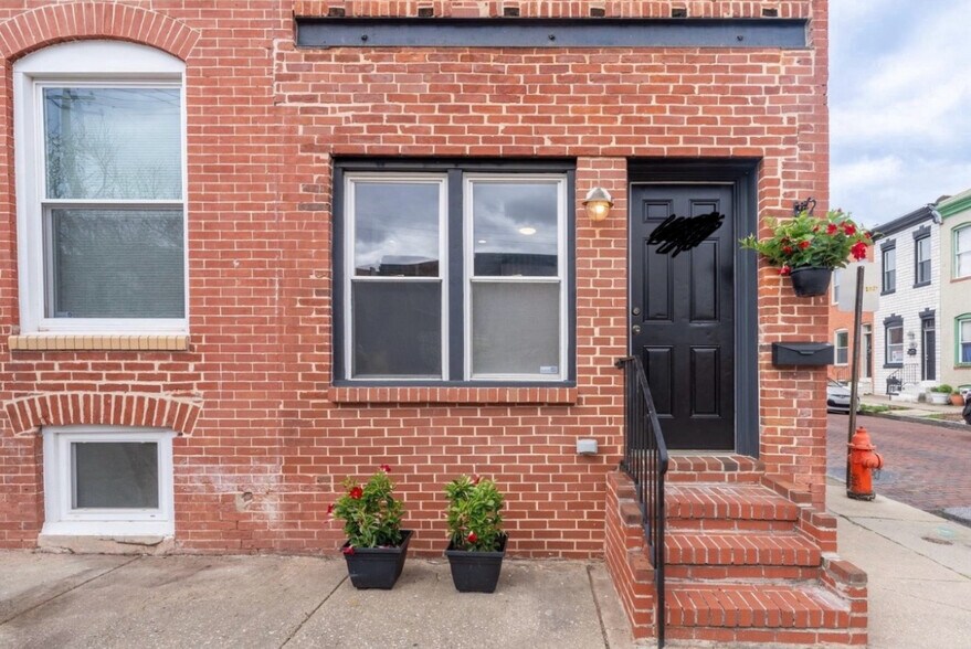 Primary Photo - 2808 E Fairmount Ave