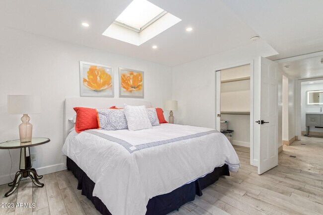 Building Photo - 4450 E Camelback Rd