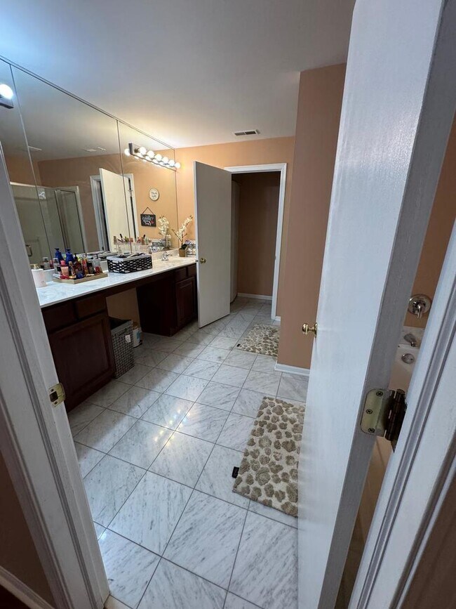 Building Photo - 587 Saddlebrook Ln